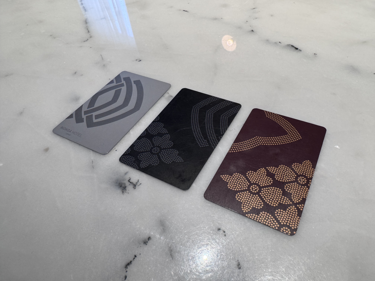 エレベーターホールのアートや各部屋のルームキーは、家紋デザインなどを手がける東上野「京源」さんのもの。